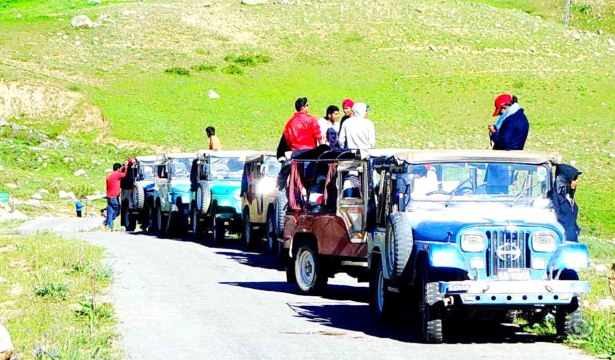 v\jeeps mountain road pakistan