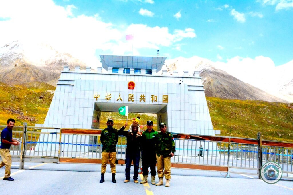 tourists border force khunjerab top